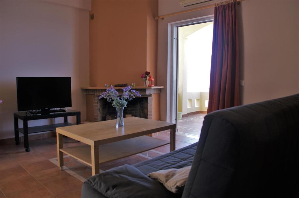 TV a/nebo společenská místnost v ubytování Kiveri Gems Houses