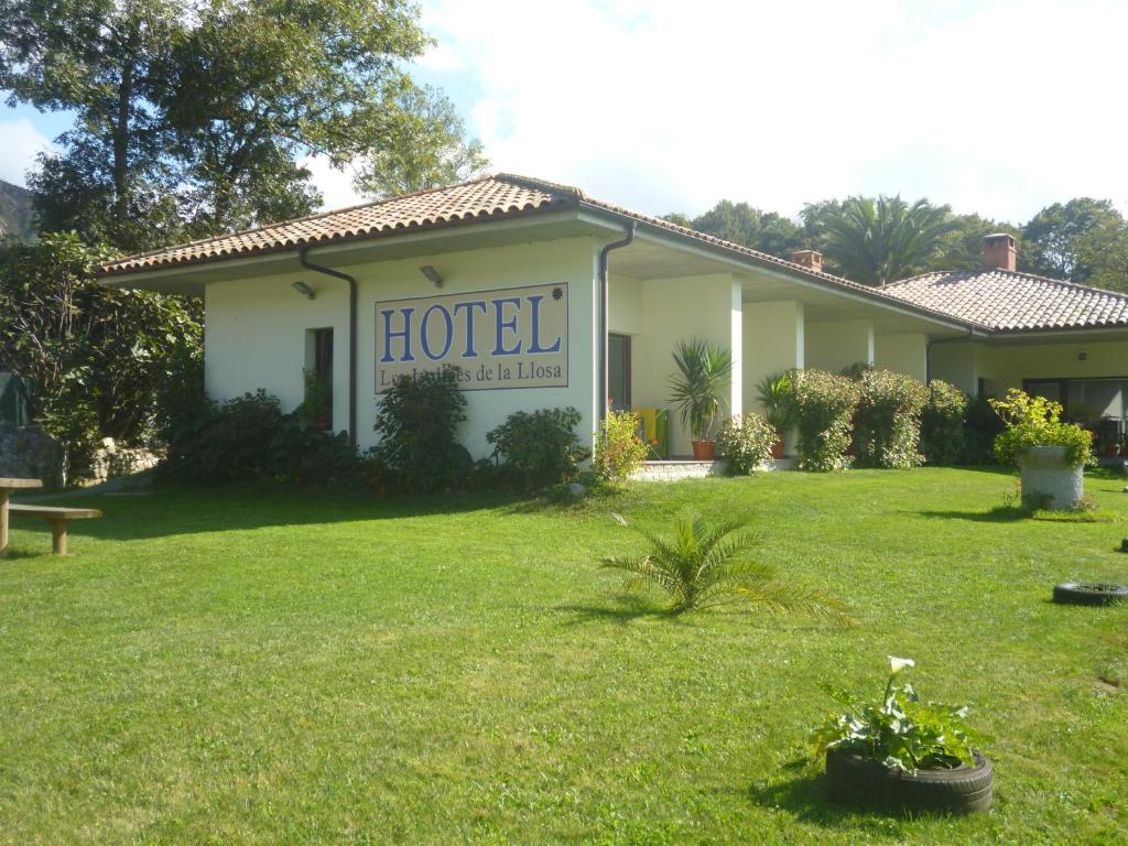 Hotel Los Jardines de Lallosa في Las Rozas: منزل عليه علامة في ساحة