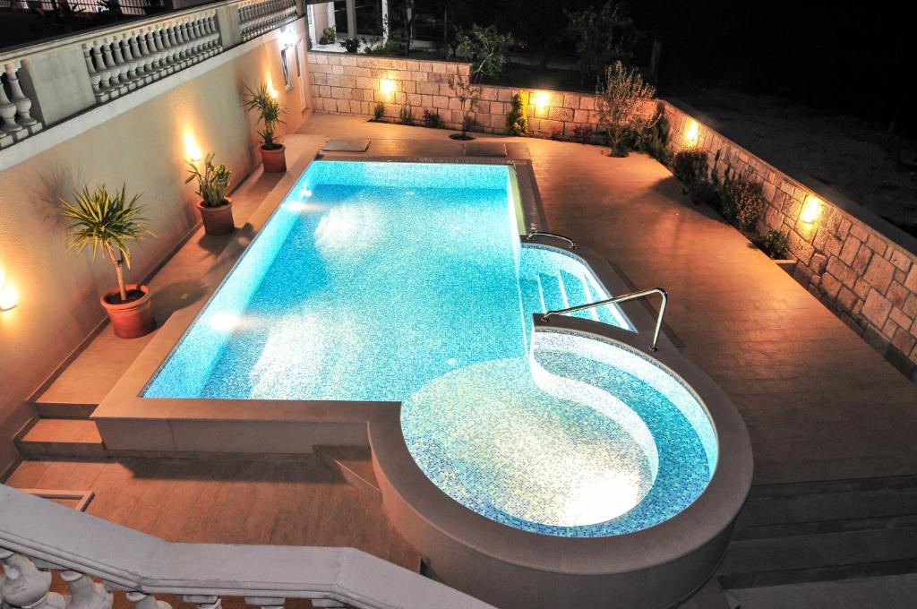 Bazén v ubytování Pontus Luxury Apartments nebo v jeho okolí