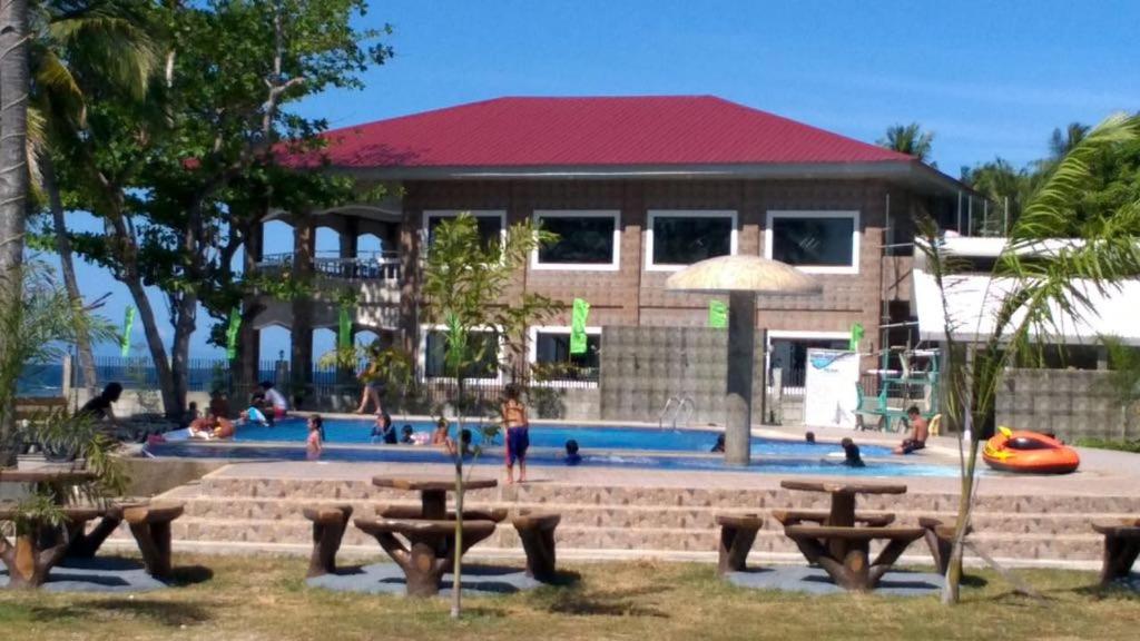 um grupo de pessoas numa piscina em Lagoon beach resort em Gitagun