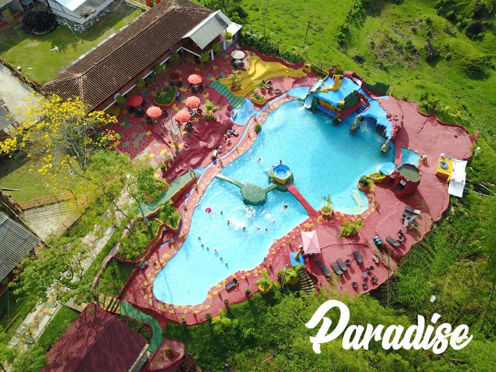 una vista aérea de un gran parque acuático en Hotel Club Paradise, en San Rafael