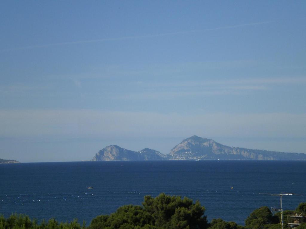 einen Blick auf das Meer und die Berge in der Ferne in der Unterkunft Vient e mare (Sea wind) in Torre Annunziata
