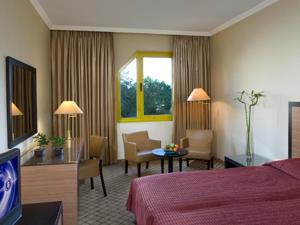 TV a/nebo společenská místnost v ubytování Dan Panorama Jerusalem Hotel