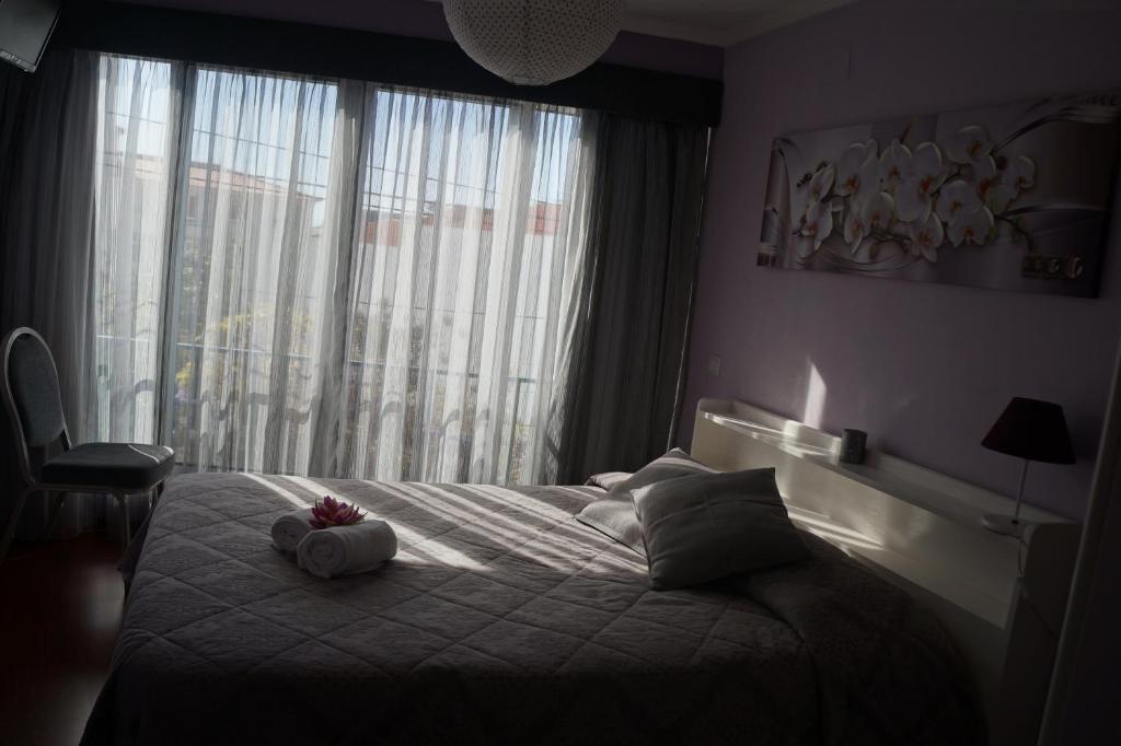 フンシャルにあるCasa Violetaのベッドルーム1室(ベッド1台、動物2匹の詰め物付)