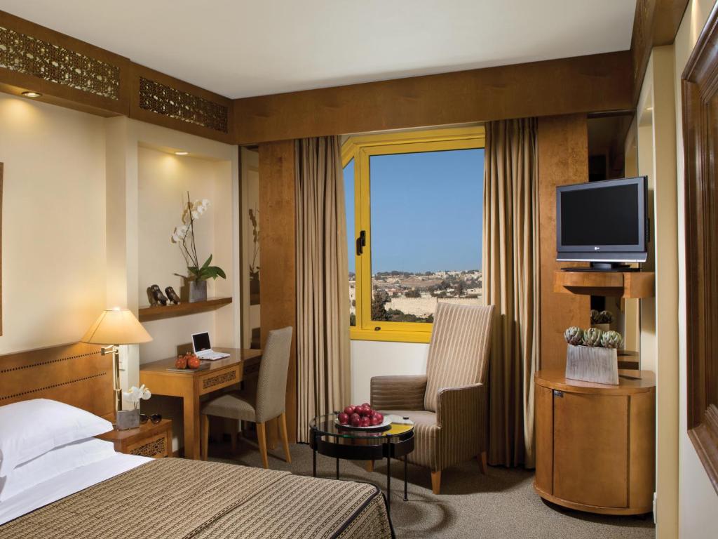 TV a/nebo společenská místnost v ubytování Dan Panorama Jerusalem Hotel