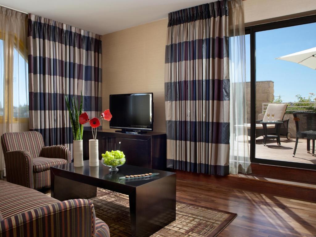 TV a/nebo společenská místnost v ubytování Dan Panorama Jerusalem Hotel