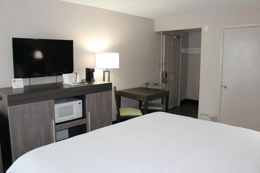 Tropical Seas Hotel photo