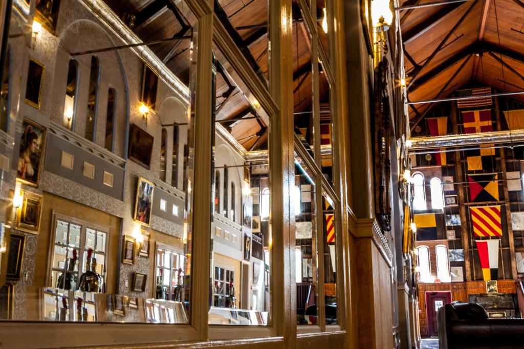 Restaurace v ubytování Amsterdam Castle NY