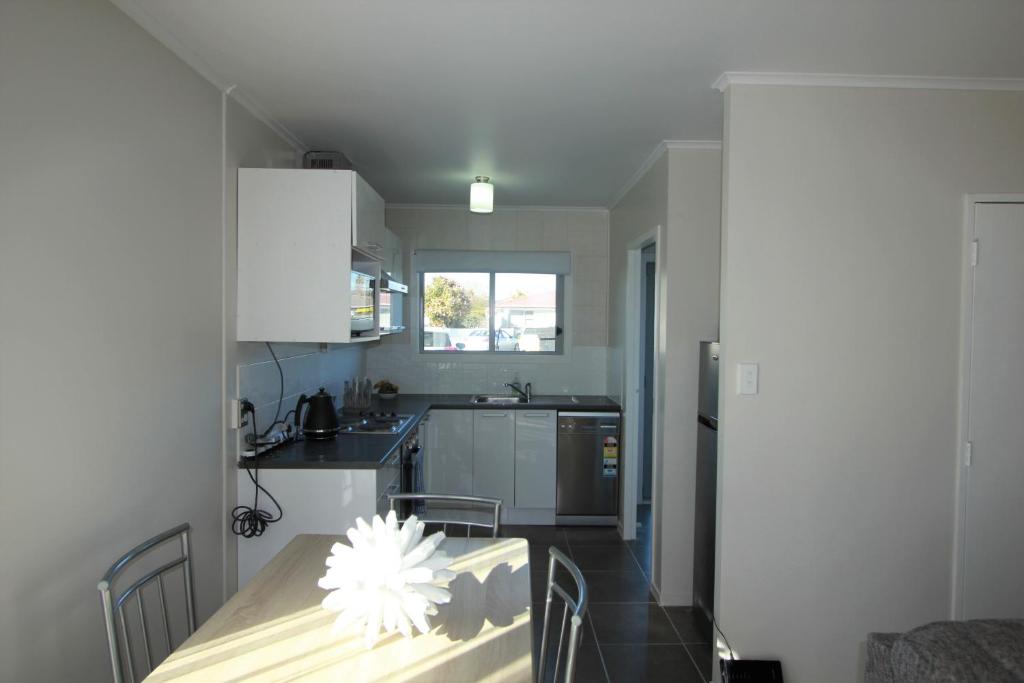 Rose Apartments Central Rotorua- Accommodation & Private Spa - Resim 17