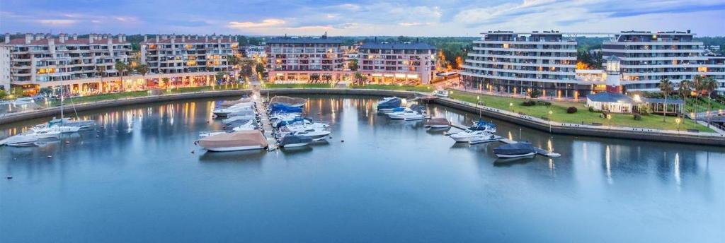 un grupo de barcos atracados en un puerto con edificios en Condo-Apart Nordelta Wyndham- loft en Tigre