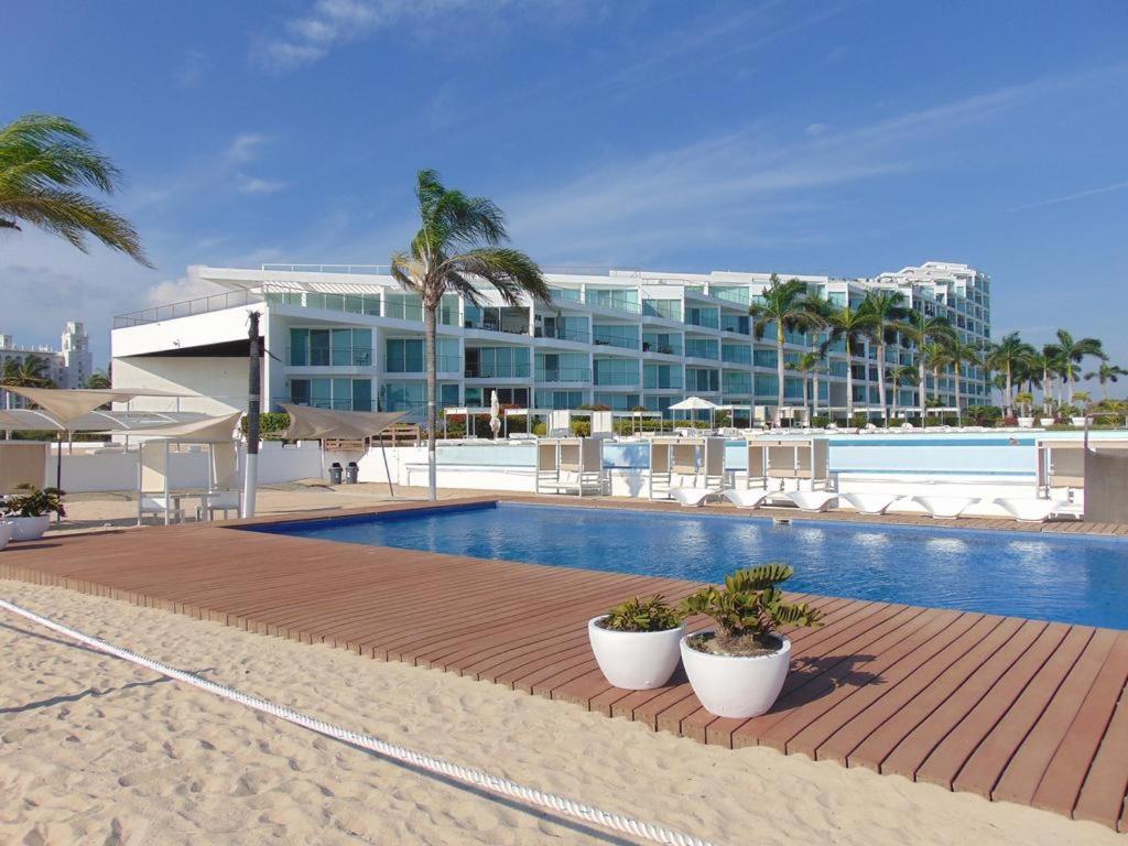 un resort con piscina e un edificio di Aqcua Condo Vallarta a Bucerías