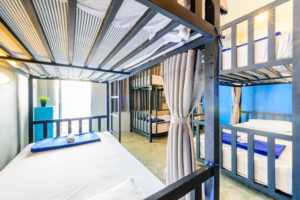 Postel nebo postele na pokoji v ubytování Hip Hostel - SHA Plus