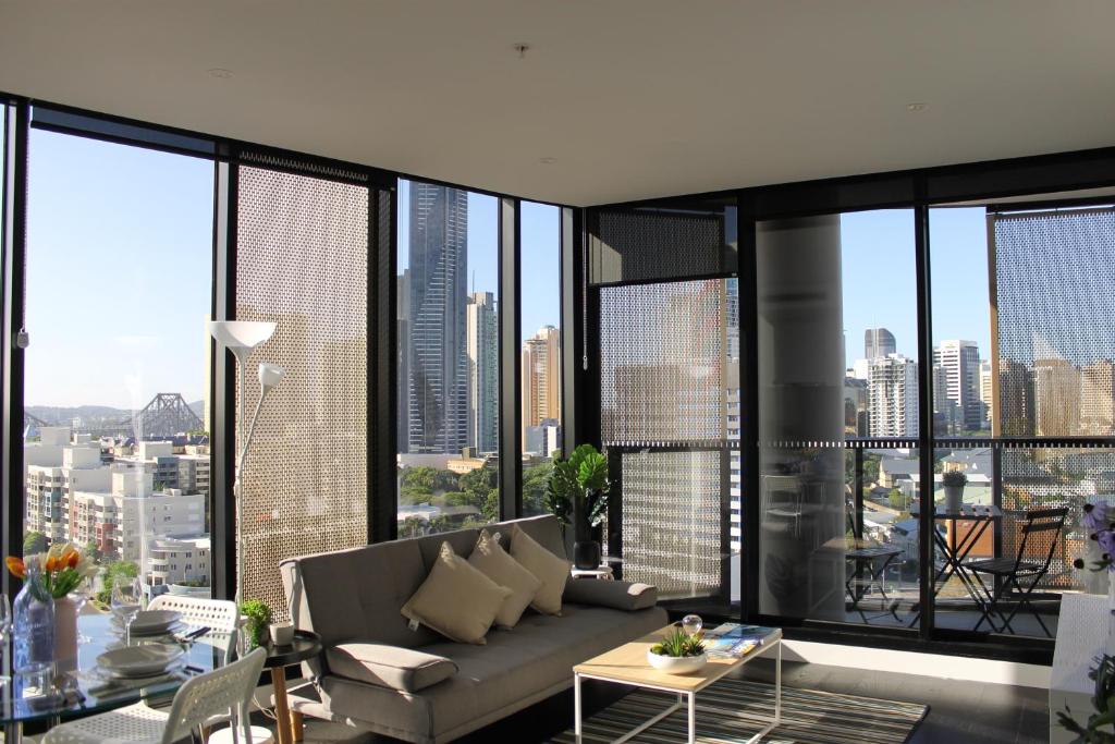 Spectacular Views of CBD by FV with Free Car Park - Apartment With Balcony