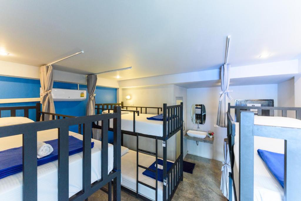 Postel nebo postele na pokoji v ubytování Hip Hostel - SHA Plus