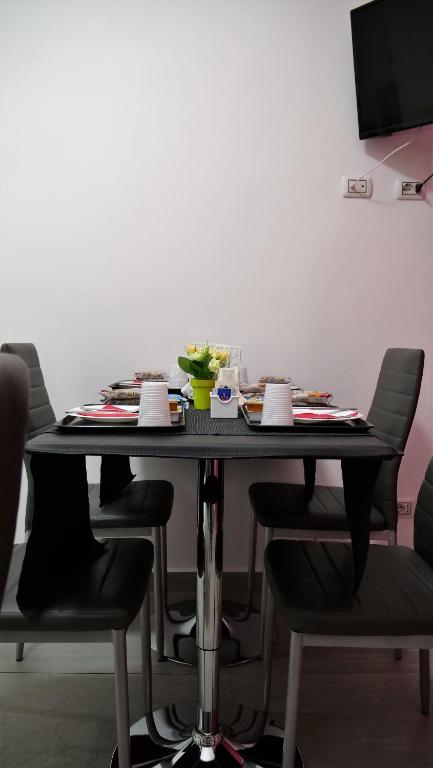 Telewizja i/lub zestaw kina domowego w obiekcie Tiburtina Royal Suites