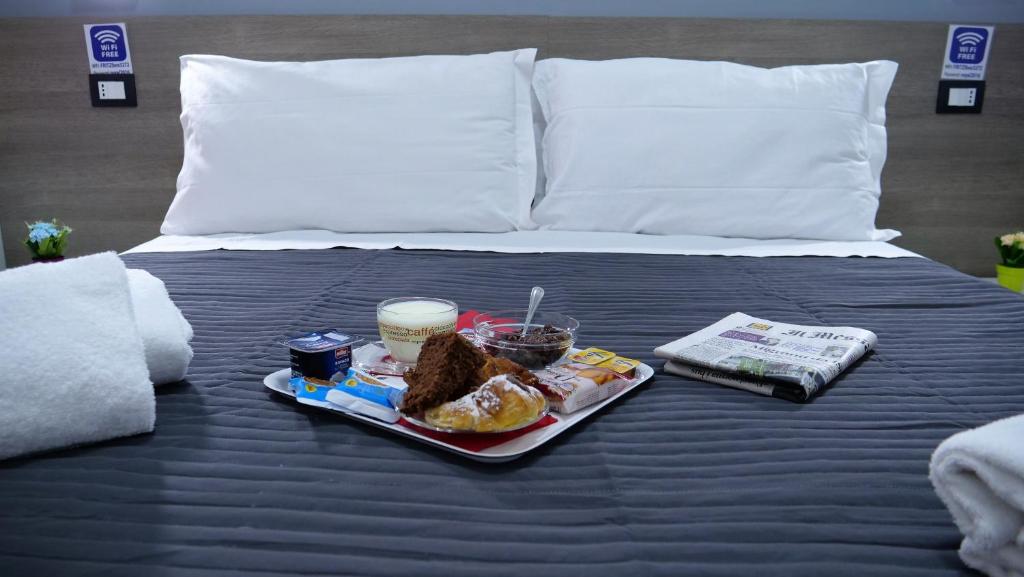 Łóżko lub łóżka w pokoju w obiekcie Tiburtina Royal Suites