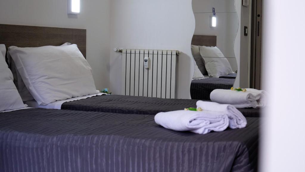 Łóżko lub łóżka w pokoju w obiekcie Tiburtina Royal Suites