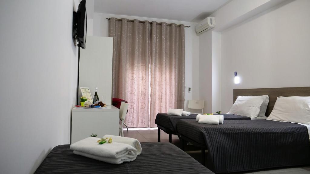 Łóżko lub łóżka w pokoju w obiekcie Tiburtina Royal Suites