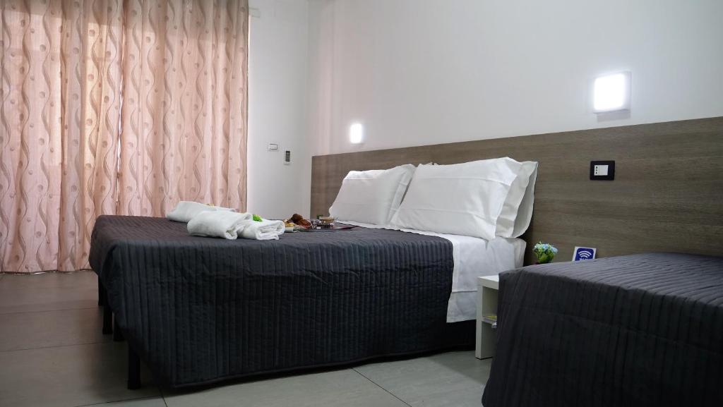Łóżko lub łóżka w pokoju w obiekcie Tiburtina Royal Suites