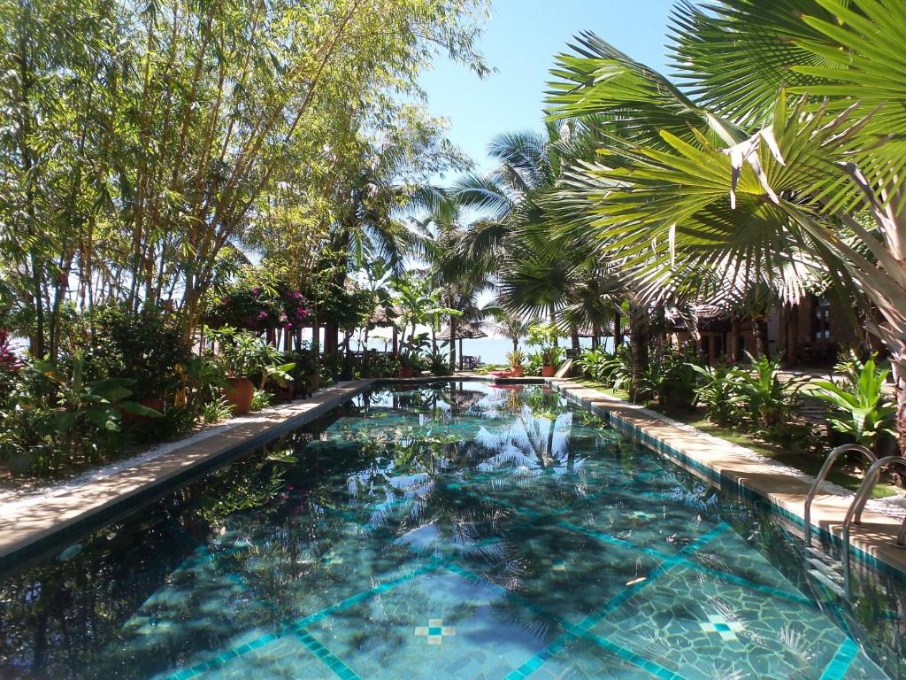 Hồ bơi trong/gần Full Moon Beach Resort