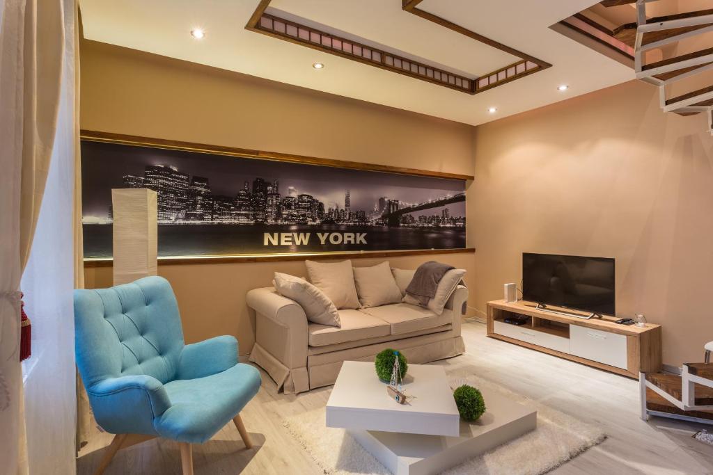 ein Wohnzimmer mit einem Sofa und einem TV in der Unterkunft Super Nice Super Location - 2 in Budapest