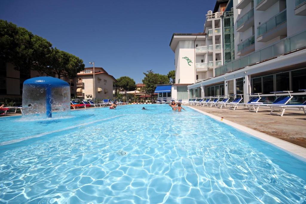 una grande piscina con persone in acqua di Hotel Buratti a Cervia