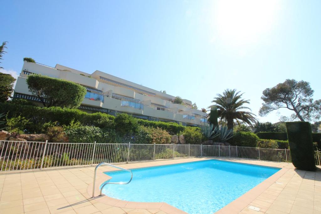 une piscine devant un immeuble dans l'établissement La Terrasse de Santa Lucia, à Saint-Raphaël