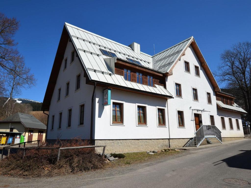 ロキトニツェ・ナト・イゼロウにあるModern Apartment in Rokytnice nad Jizerou near Ski Areaの金属屋根白屋