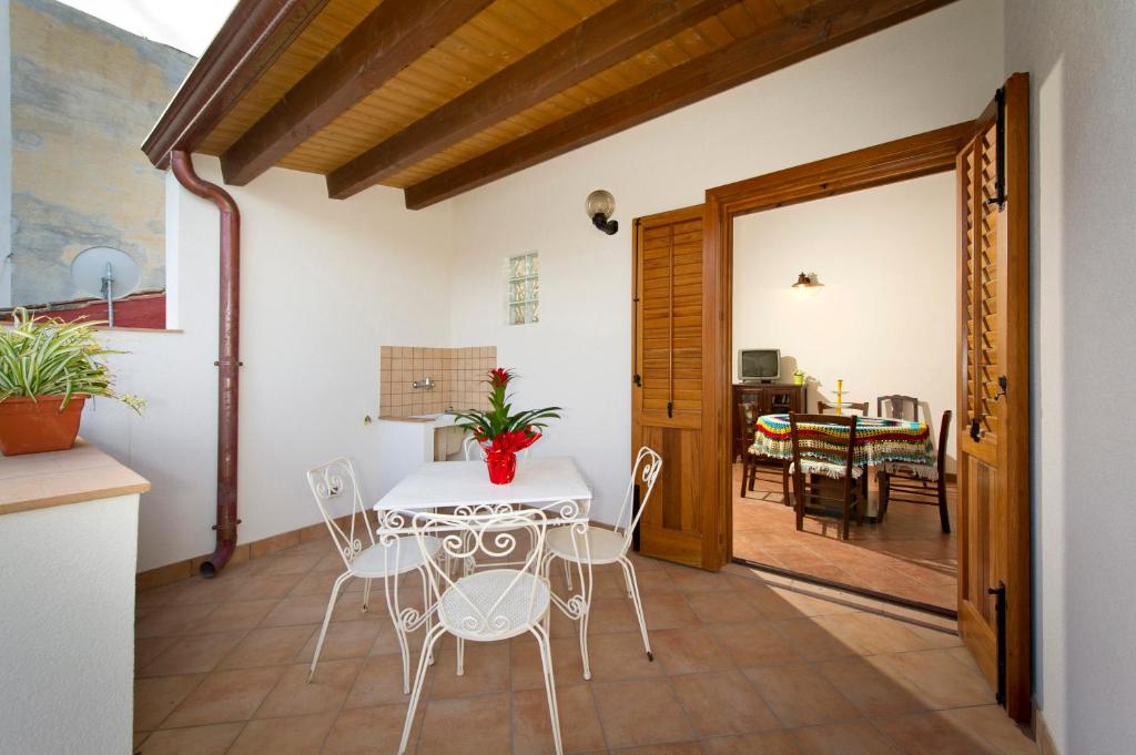 una cucina e una sala da pranzo con tavolo e sedie di Il Sole di Sicilia a Castellammare del Golfo