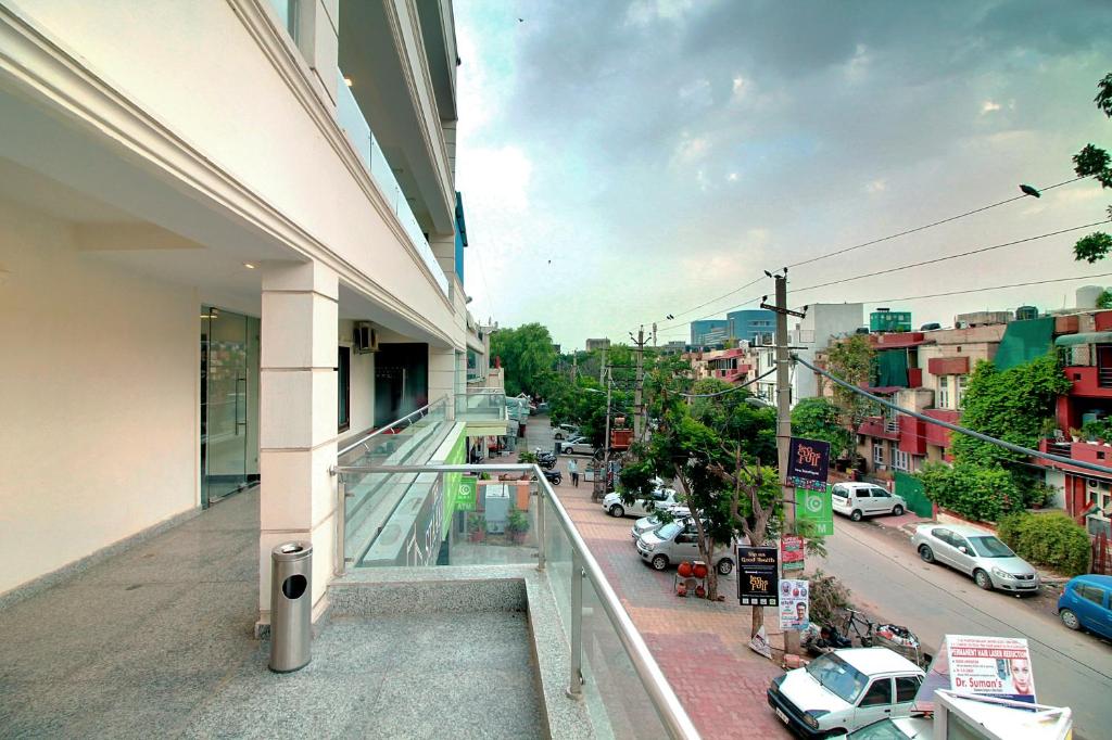 Blick auf eine Stadtstraße von einem Gebäude in der Unterkunft STAAYZ Premium Gurgaon in Gurgaon