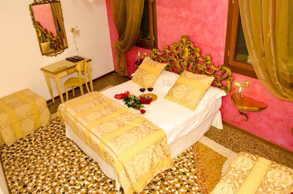 Postel nebo postele na pokoji v ubytování Relais Alcova del Doge