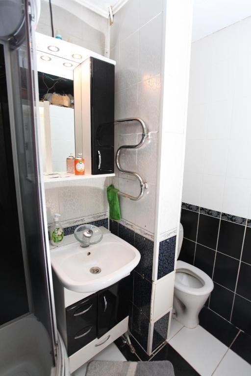 Leninsk-KuznetskiyにあるХимиков 10/2の小さなバスルーム(洗面台、トイレ付)