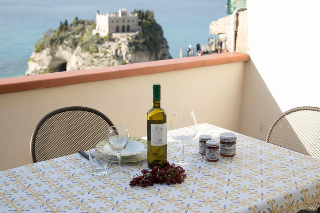 una bottiglia di vino seduta sopra un tavolo di Lo Splendore del Borgo a Tropea