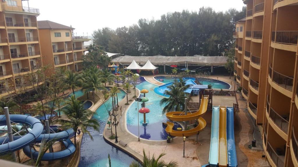 ein Bild eines Pools in einem Resort in der Unterkunft Lala House, Gold Coast Morib Resort in Banting