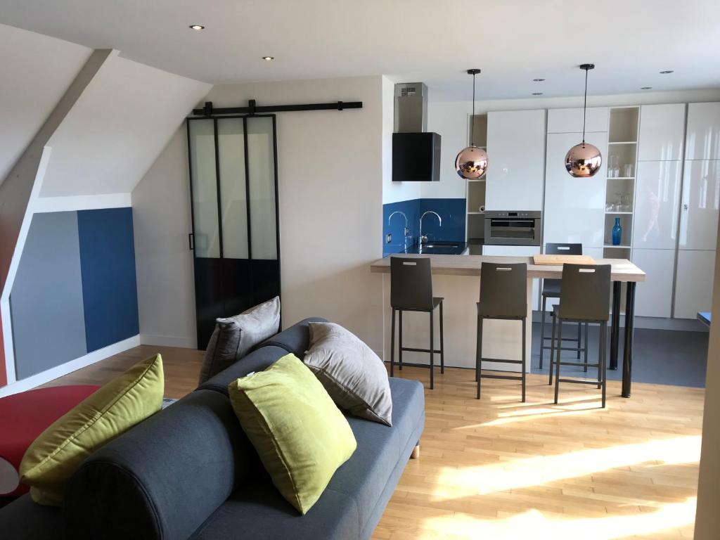 a living room with a couch and a kitchen at Appartement duplex, Tours centre in Tours