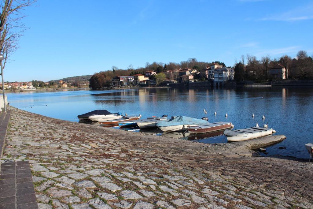 un grupo de barcos están atracados en un lago en Monolocale nel Centro Storico di Sesto Calende, en Sesto Calende