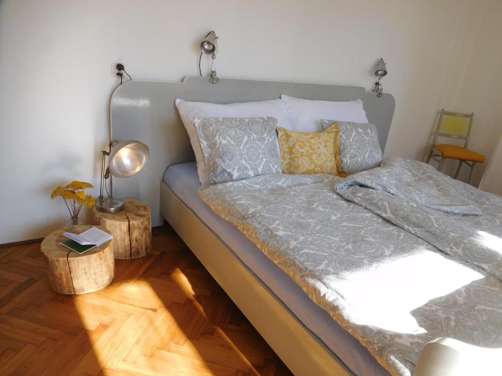 uma cama num quarto com uma cama sidx sidx em Hradiska em Jablonné nad Orlicí