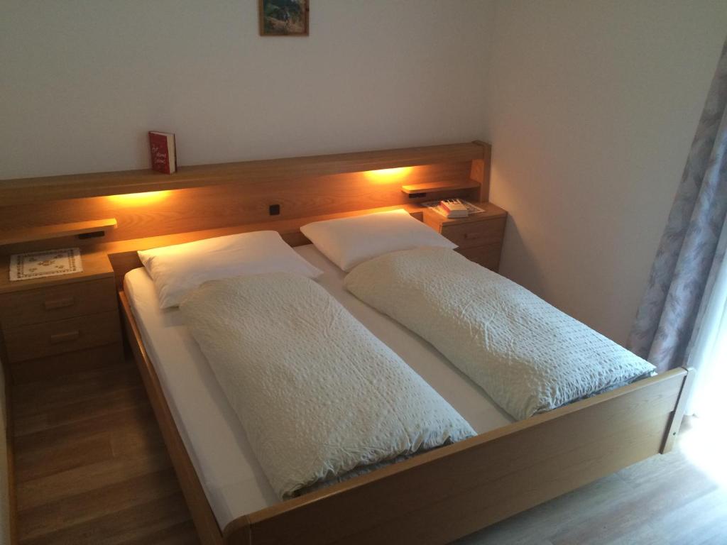 Postel nebo postele na pokoji v ubytování Gasthof Mittermühl