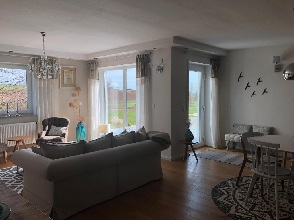 uma sala de estar com um sofá e uma mesa em Im Feldle em Kirchheim am Ries