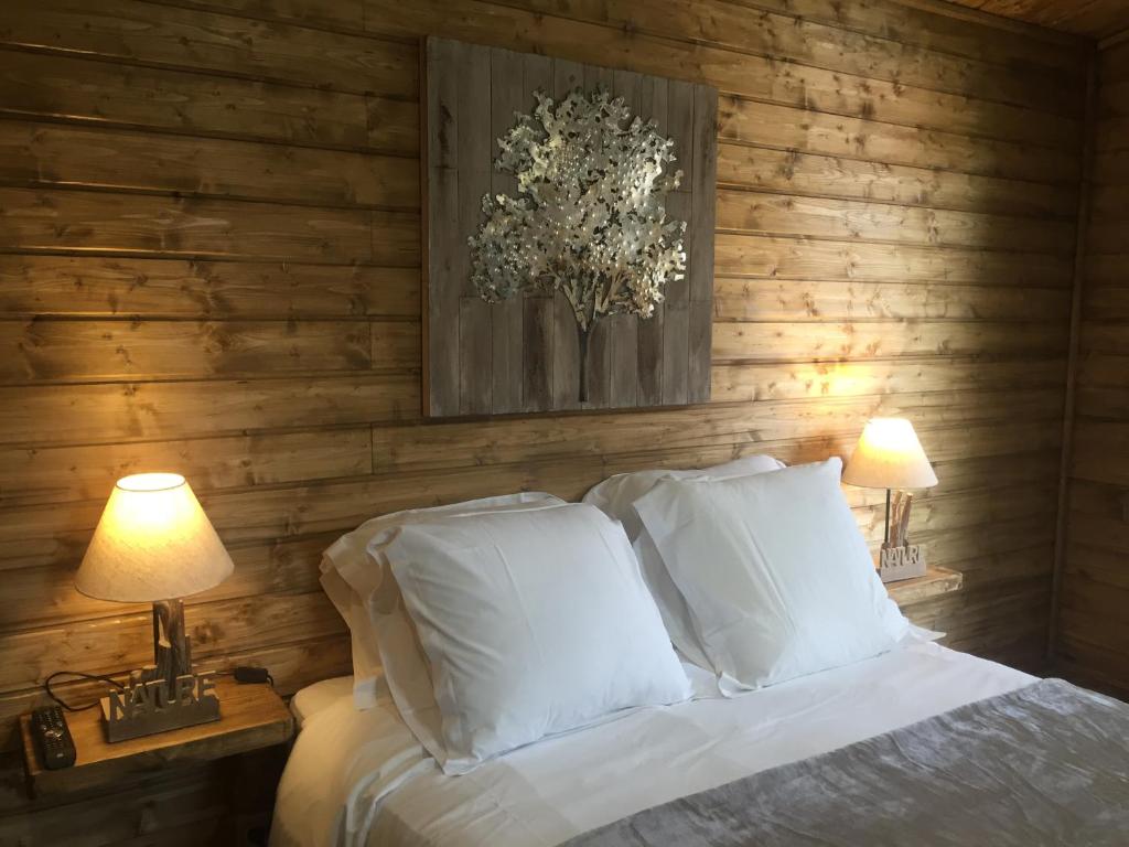 Postel nebo postele na pokoji v ubytování Gîtes les Chalets Vezzani Spa
