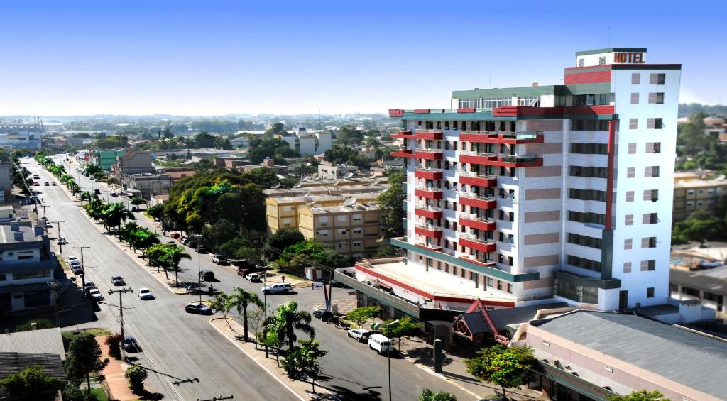 eine Luftansicht einer Stadt mit einem hohen Gebäude in der Unterkunft Hotel Presidente in Uruguaiana