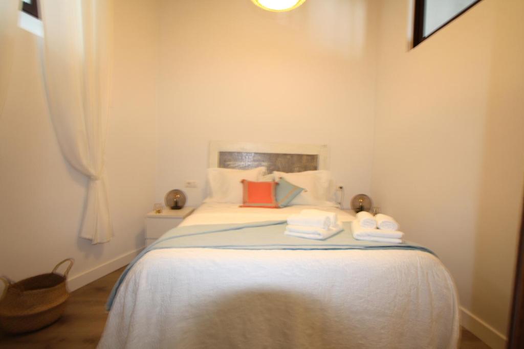 A bed or beds in a room at Apartamento San Fernando 27