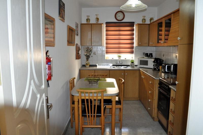 Kuchyň nebo kuchyňský kout v ubytování Village Corner 3 bedroom apartment with Garage