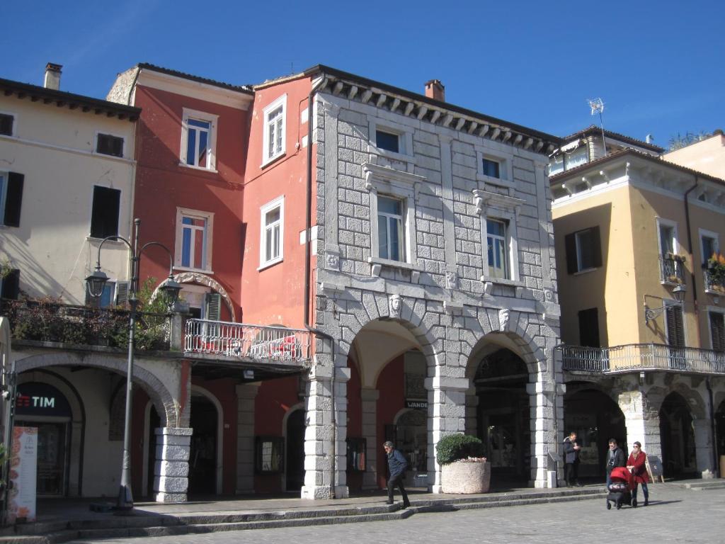 eine Gruppe von Gebäuden in einer Stadtstraße in der Unterkunft Palazzo del Provveditore T02294 in Desenzano del Garda