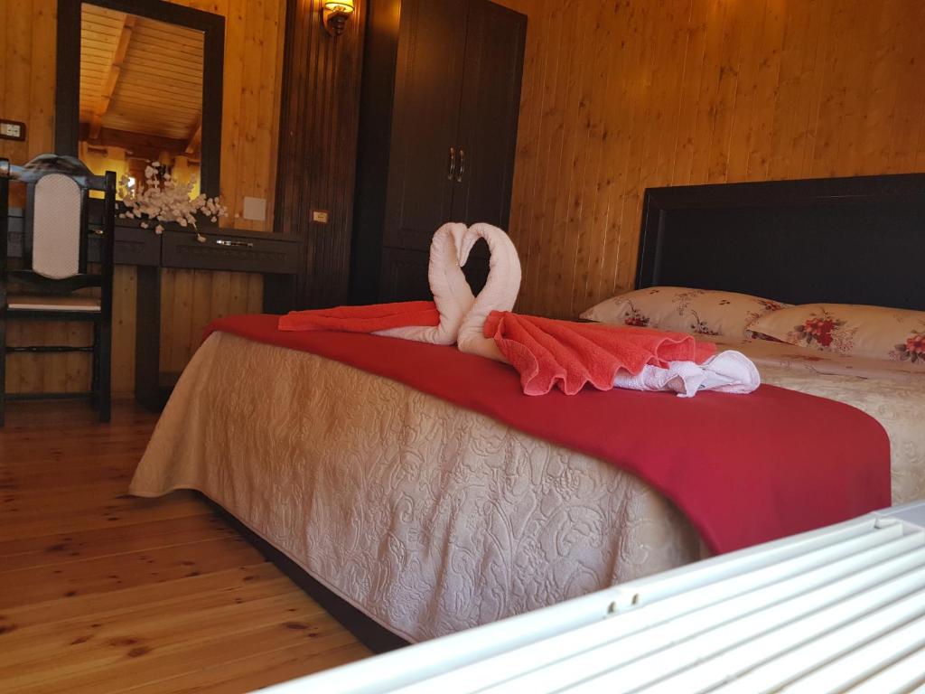 Hotel Vataksi في شكودر: غرفة نوم عليها سرير وفوط