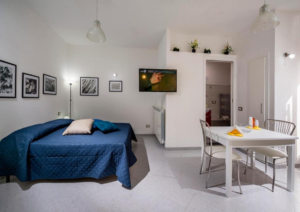 sypialnia z łóżkiem i białym stołem w obiekcie Le Case di Katy w mieście Castellammare del Golfo