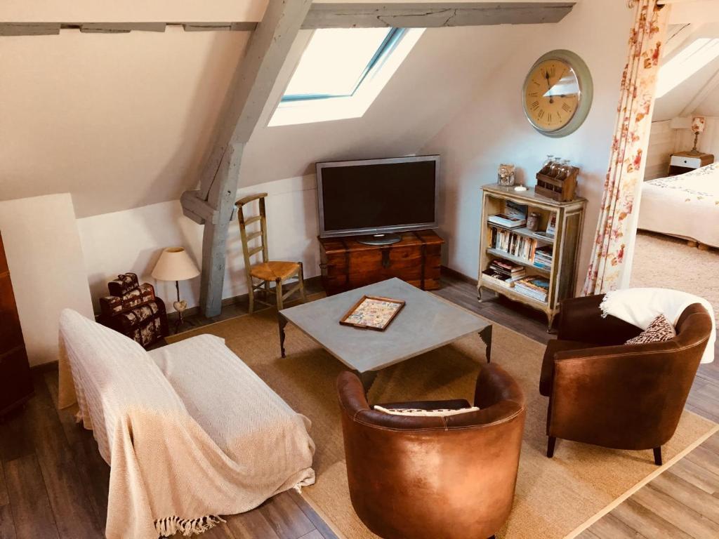 オンフルールにあるSous les toits d'Honfleurのリビングルーム(家具、テレビ付)