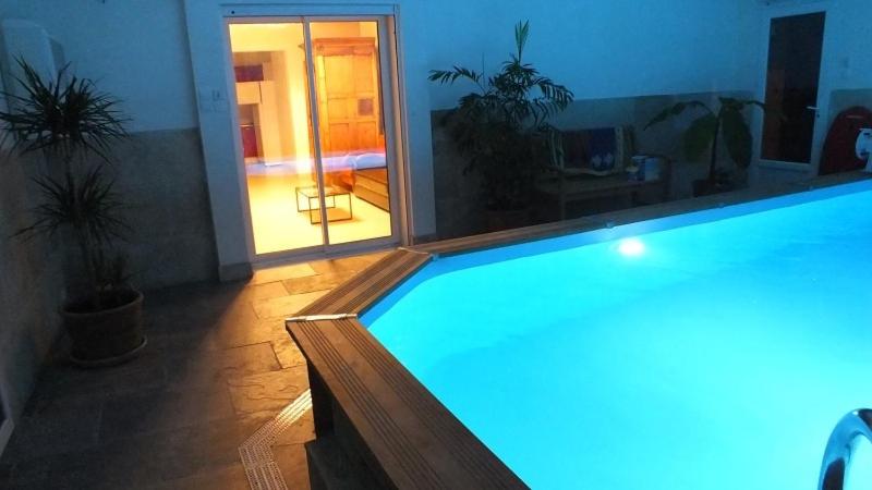- un salon avec une grande piscine dans l'établissement La Petite Maison Sous les Pins, à Aix-en-Provence