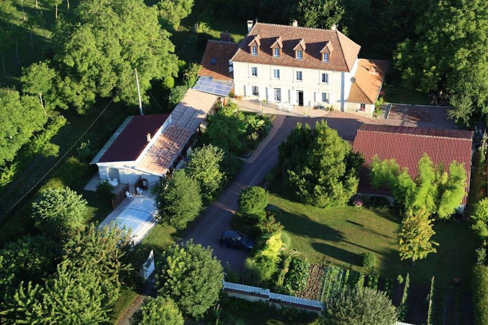an aerial view of a large house with a driveway at La Massonnière Gîte et chambres d'hôtes in Mondion