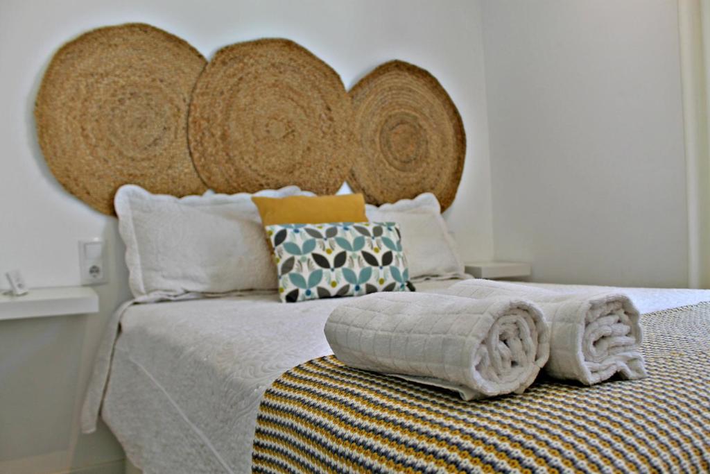 トレドにあるEl Rincón de Puerta Nuevaのベッドルーム1室(大きな木製ヘッドボード付きのベッド1台付)